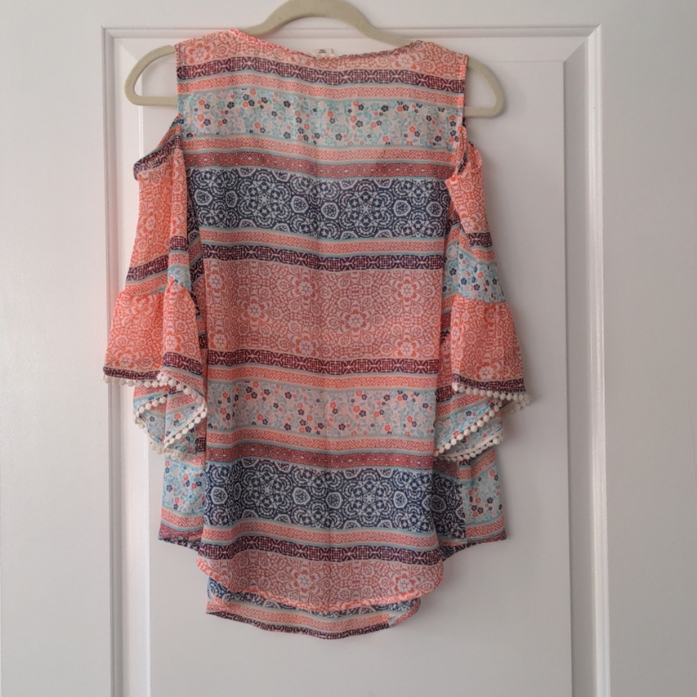 Cold-shoulder Spring Shirt - Picture 2 of 4